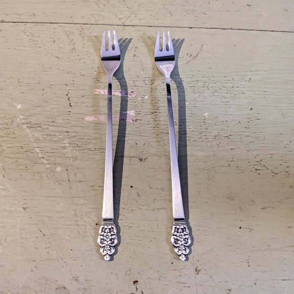 Oneidacraft Nordic Crown Deluxe Stainless Flateware 2 pc Cocktail Forks - Picture 1 of 4